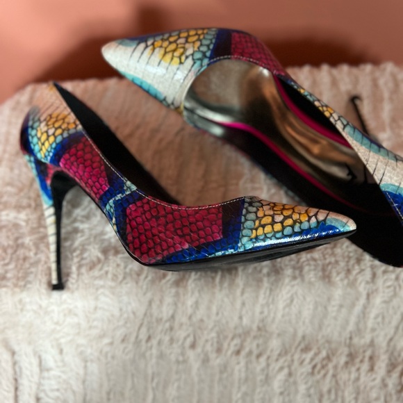 LEI Multi Colored Snakeskin Pointed Toe Stiletto - Picture 4 of 5